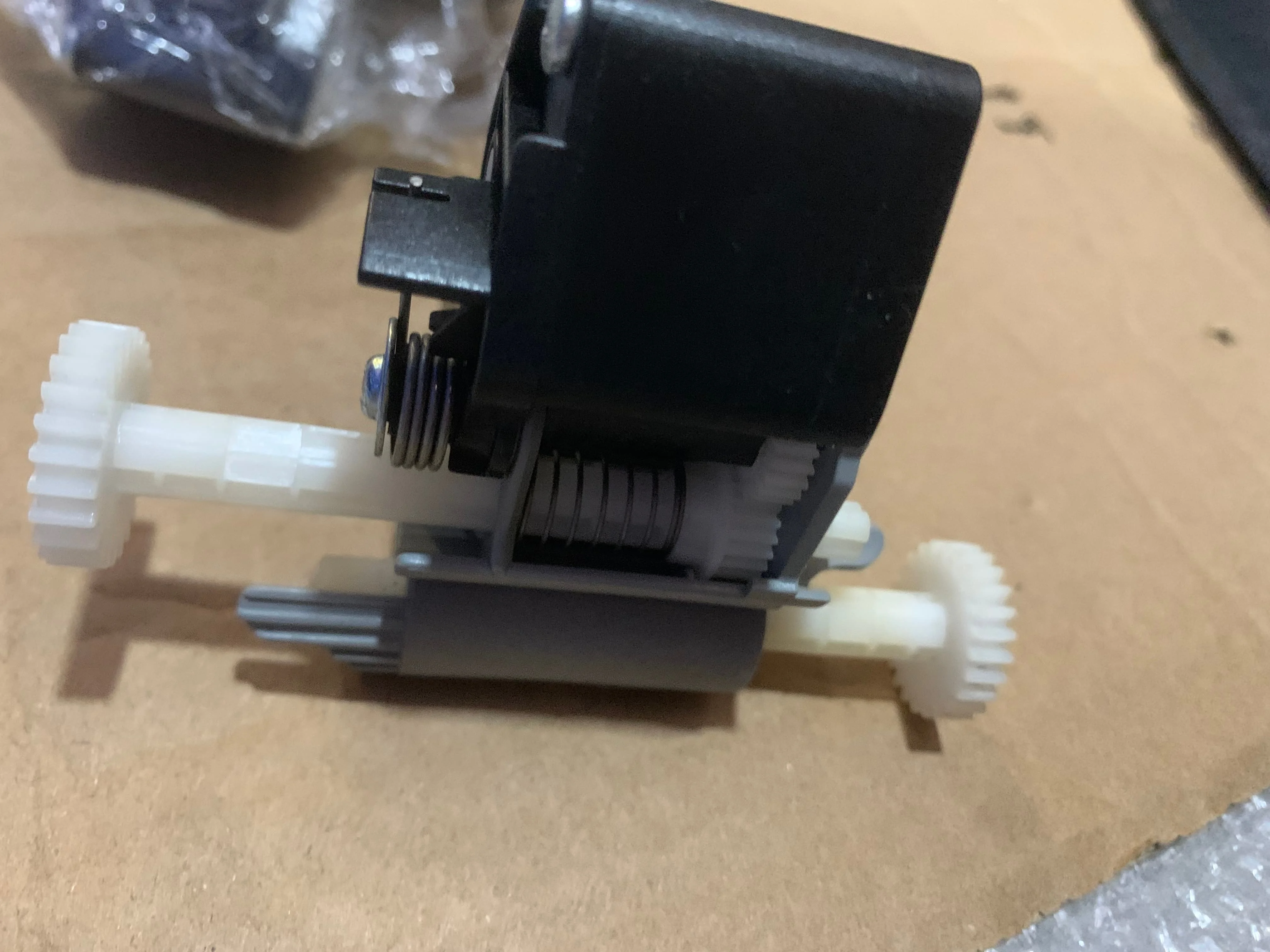 

1X Original 1547069 PICK ASSY Pickup Roller for Epson L200 L201 L100 L101 T22 ME33 ME330 ME35 ME350 TX120 TX130 SX125 S22 SX130