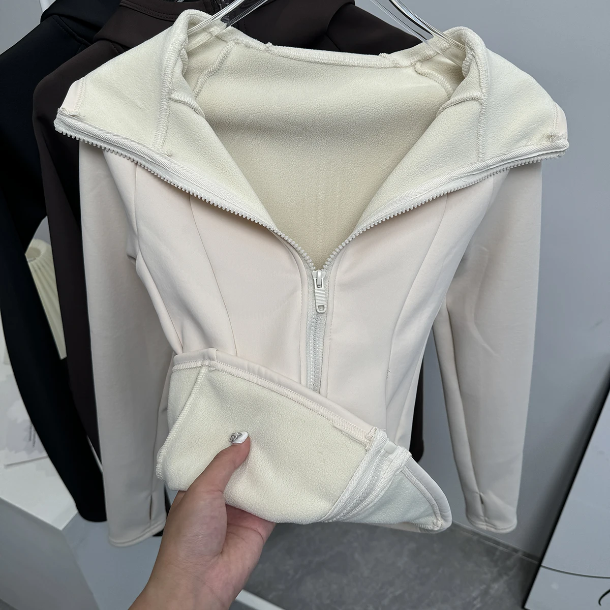 سترة يوجا مخملية سميكة للخريف والشتاء الراقية للنساء للتنحيف والجري واللياقة البدنية سترة رياضية دافئة بغطاء للرأس وسحاب #1