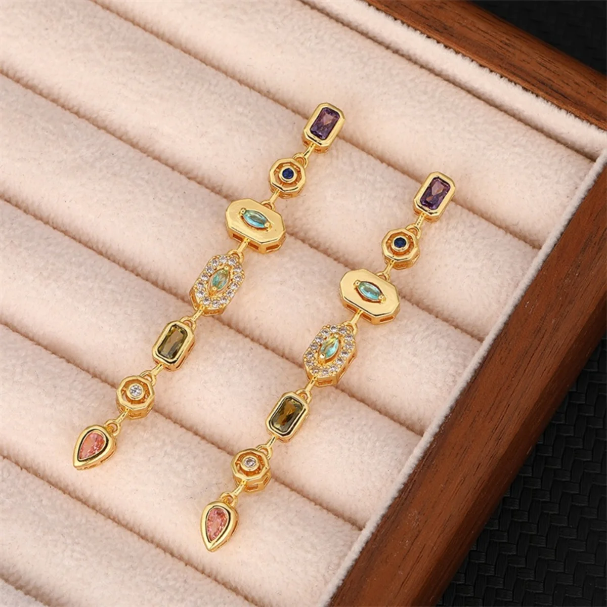 Buntes Zirkon-Schmuckset mit geometrischen Verbindungsstücken, Quastenanhänger, Halskette, Ohrringen und Armband für Damen und Herren, luxuriöses Edelstahl-Schmuckset – Detail 27