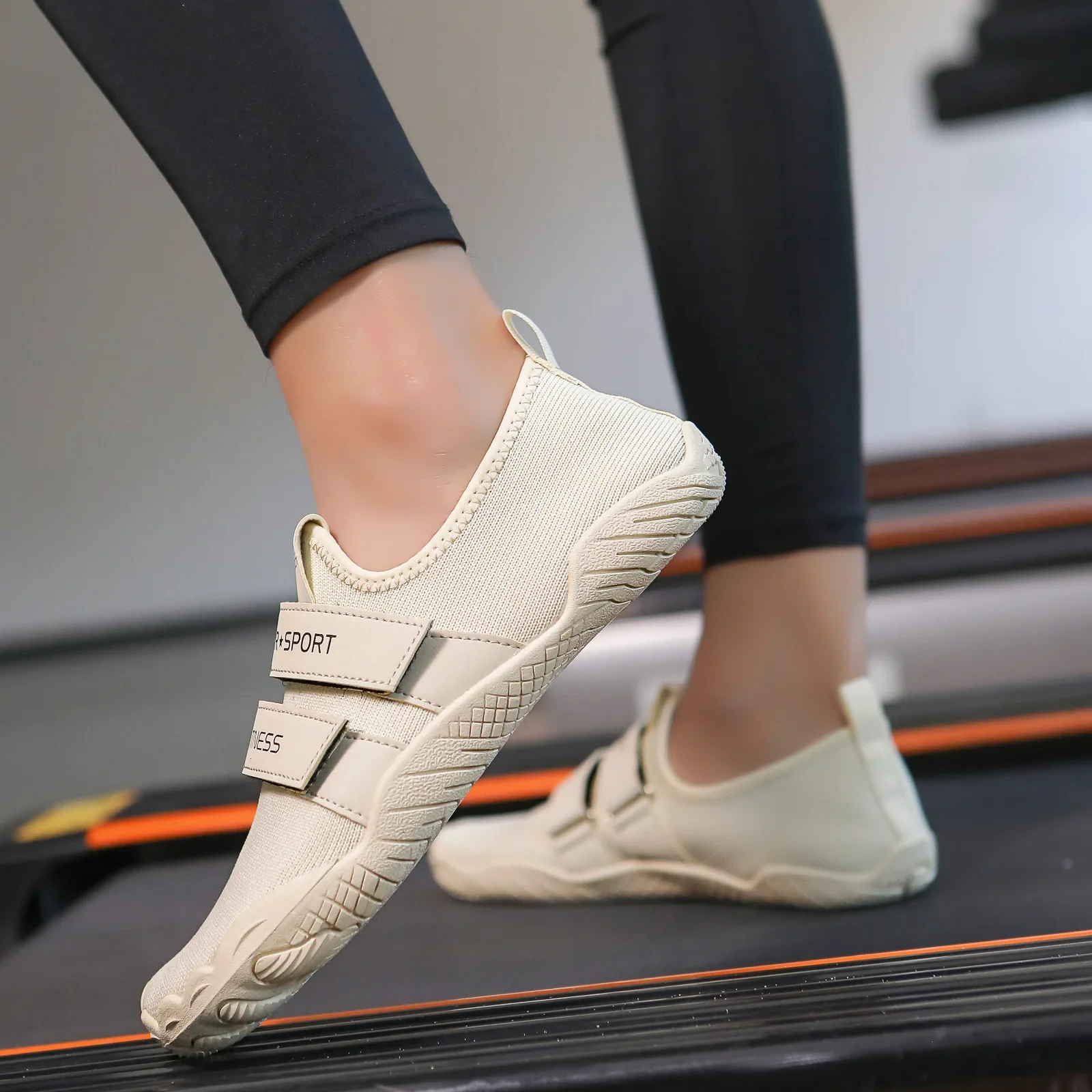 

Мужская и женская обувь для силовых тренировок в помещении: нескользящая плоская подошва для приседаний, становой тяги и поднятия тяжестей обувью без носков.