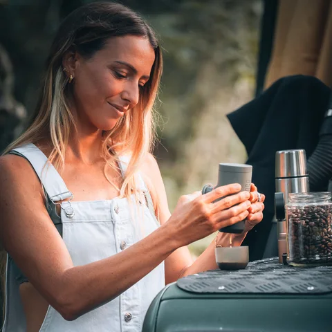 Портативная кофеварка WACACO Minipresso GR2 для приготовления кофе в дороге — детальный вид товара