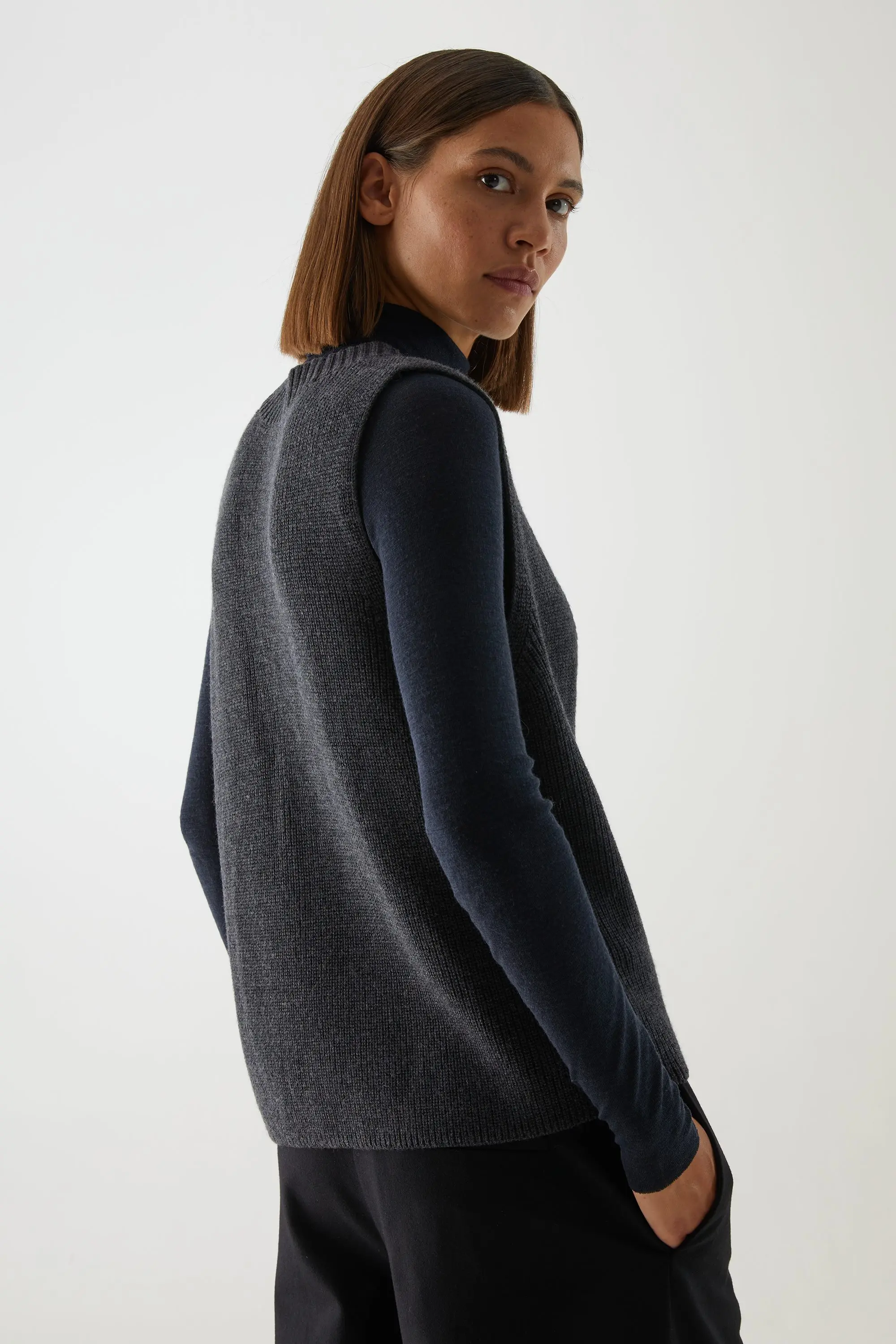 エテリアルMD 2025 夏の新作 レディースカジュアルファッション 深Vネック ウール混ニットベスト