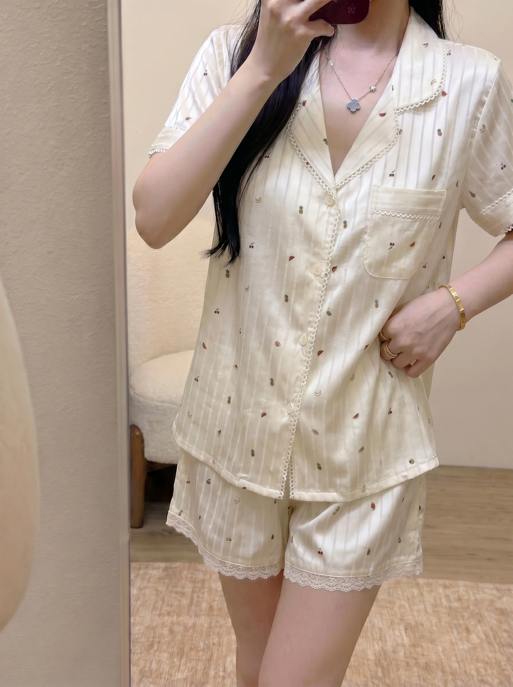nouvelle-collection-d'ete-pyjama-pour-femmes-en-satin-fin-a-manches-courtes-et-short-avec-motif-raye-et-details-en-dentelle-ideal-pour-la-maison-peut-etre-porte-a-l'exterieur-style-cardigan