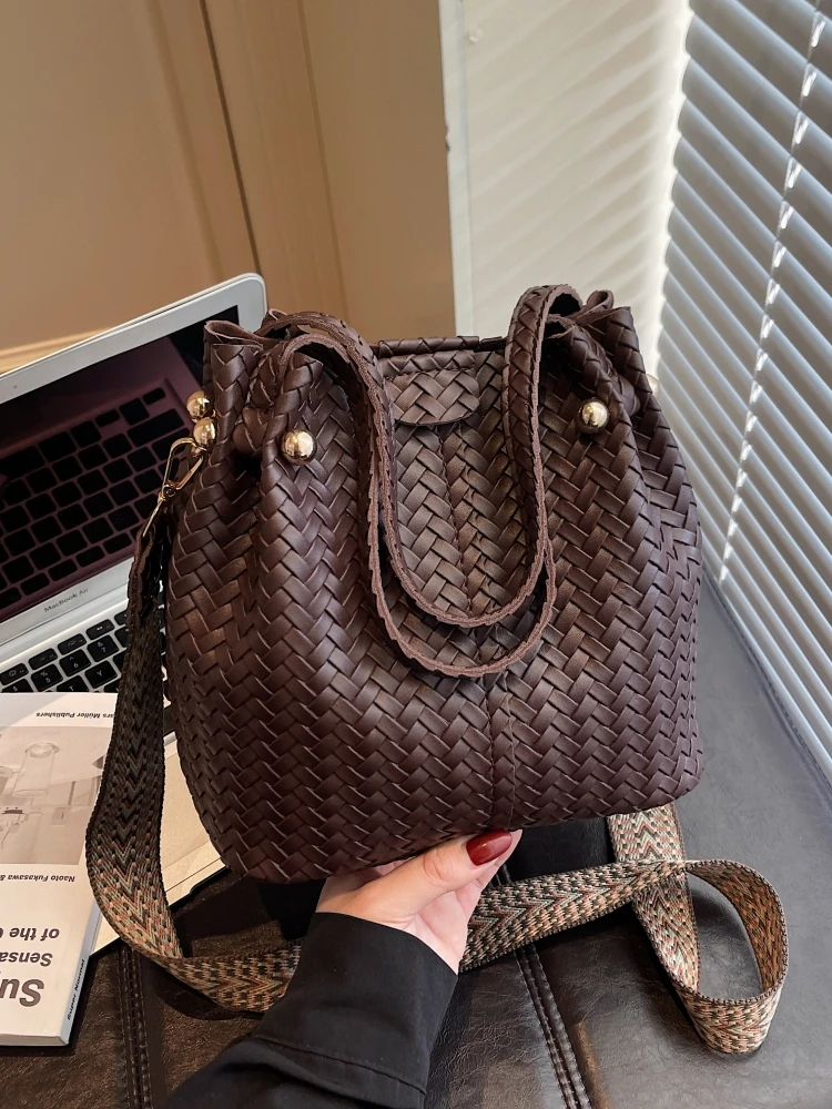 Trendy Bucket Bag Women's Shoulder Bag 2025 New Style High-End Feeling Wide Strap Crossbody Bag Versatile for Young Women