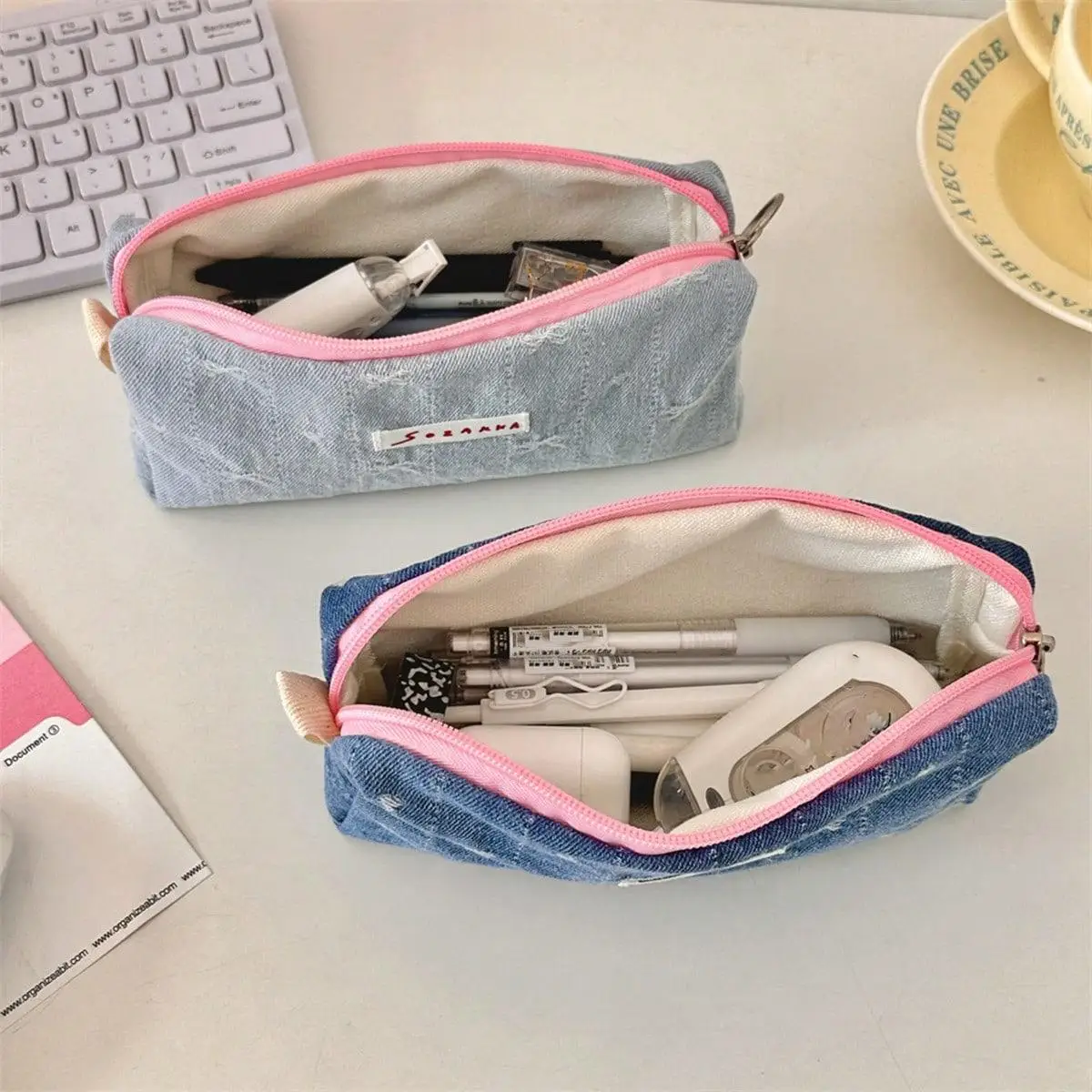 مقلمة على شكل فيونكة مطرزة باللون الأزرق من قماش الدنيم لعام 2025 - حقيبة قرطاسية لطيفة ذات سعة كبيرة للطلاب