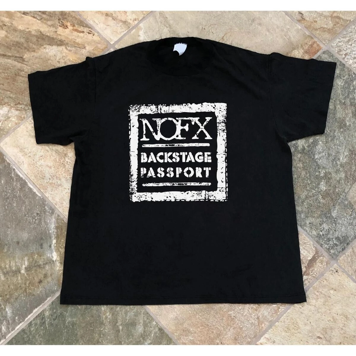 Camiseta de manga curta da banda de punk rock NOFX, design de manga solta estilo hip-hop da Costa Oeste.