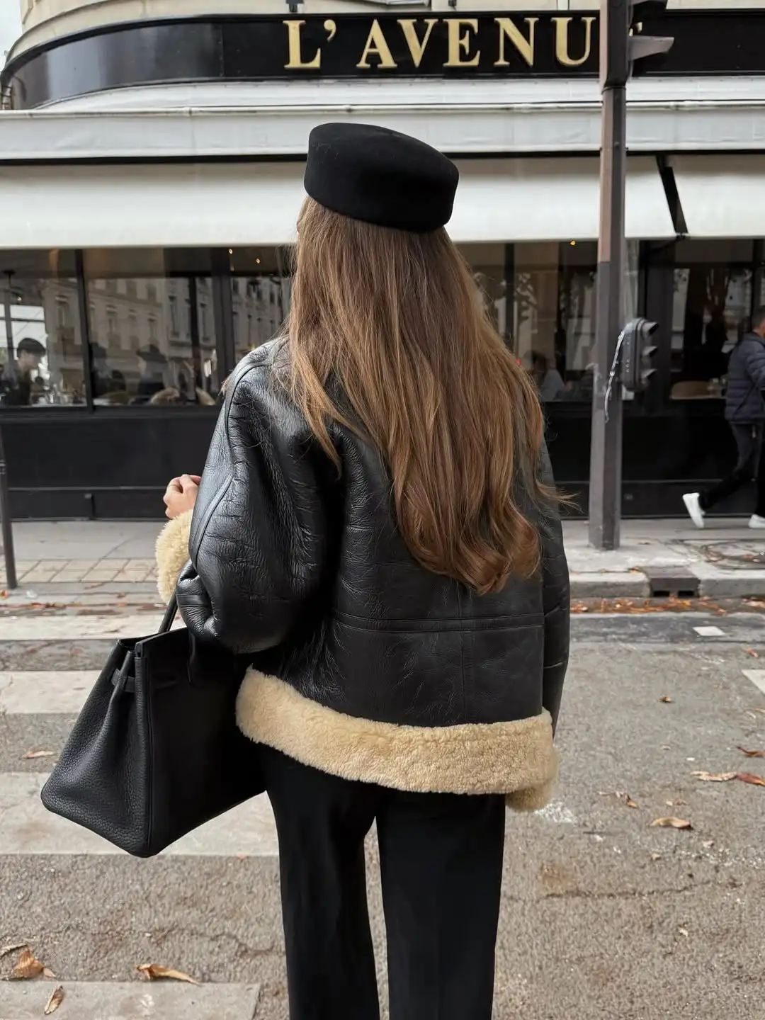 سترة جلدية أنيقة بياقة من الفرو الصناعي للنساء مع طية صدر السترة وأكمام طويلة مزدوجة الصدر سترة قصيرة للسيدات معطف شتوي للتنقل في الشارع