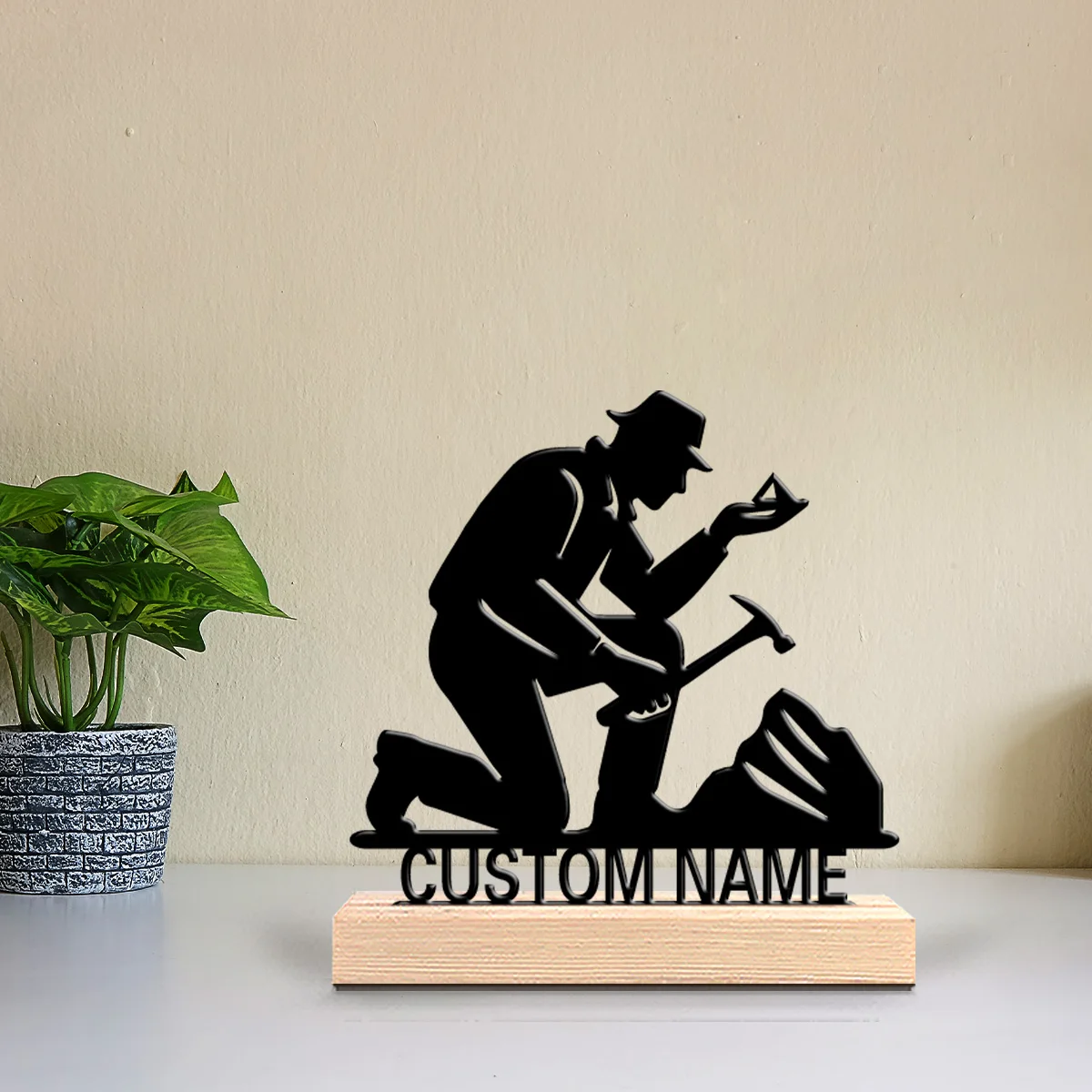 1 pièce Statue en métal personnalisable avec nom, thème exploitation minière, ornement artisanal en étain avec base en bois, pour table de chambre