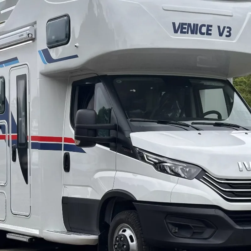 Maßgeschneiderte Version des Wohnmobils mit doppelter Erweiterung