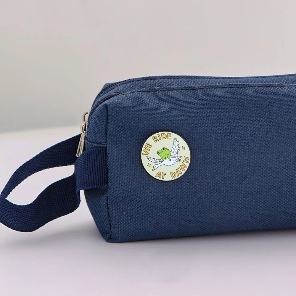 Wir reiten im Morgengrauen: Frosch auf Gans Emaille-Pin, lustige Meme-Brosche für Rucksack, Kleidungszubehör, Cartoon-Tier-Abzeichen – Detail 5