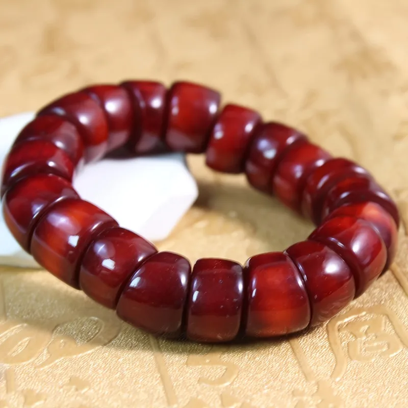 

Винтажный эластичный браслет из красных бусин - удобная регулируемая конструкция, высококачественные гладкие бусины