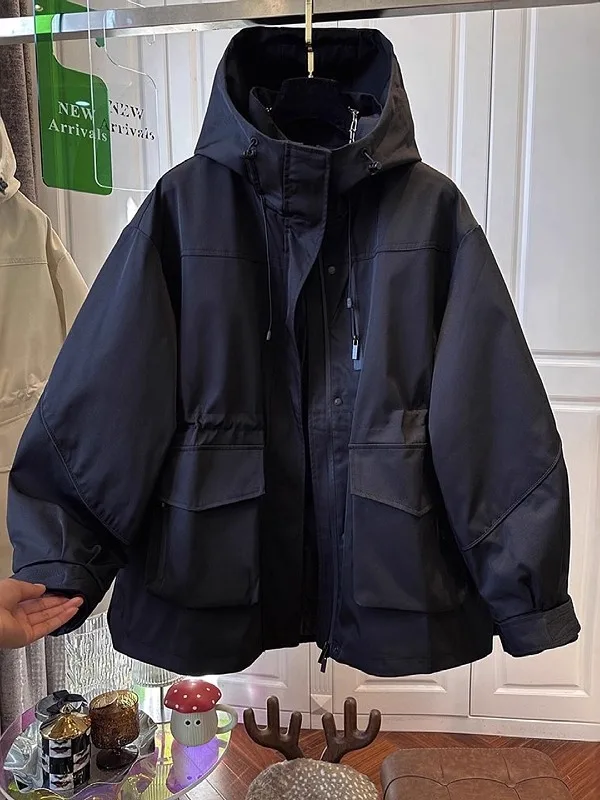 

Свободный крой, рабочая куртка, женская, больших размеров, черная, с капюшоном, с утяжкой на талии, весенняя верхняя одежда, стройнящий тренч для полных женщин