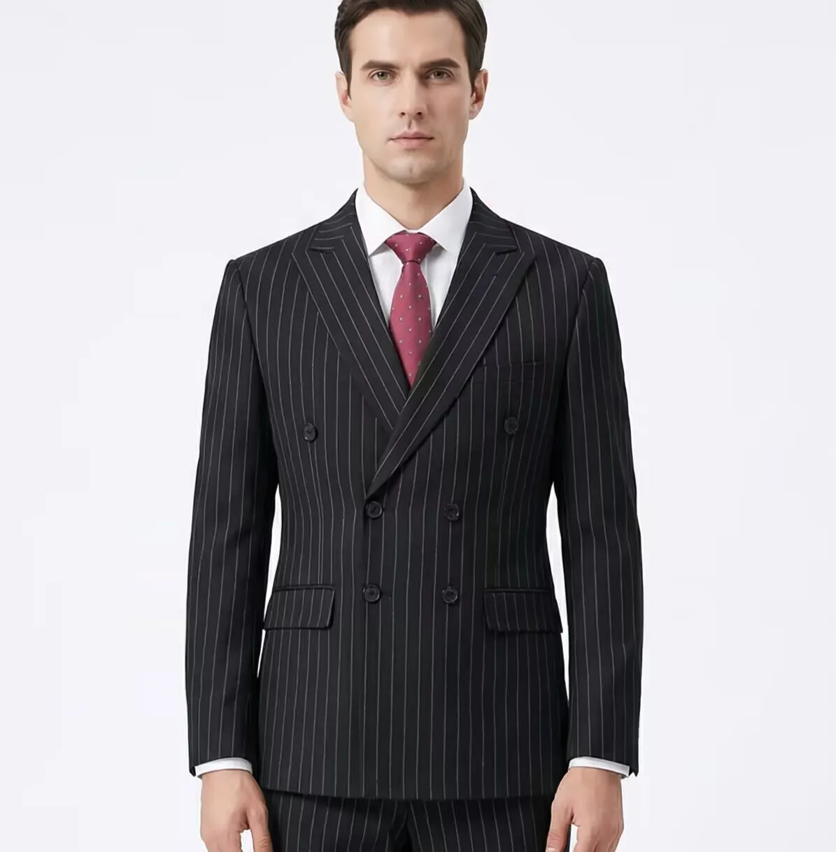 

Элегантный мужской костюм в черную полоску; 2 предмета: модный двубортный пиджак с острыми лацканами и брюки, облегающий силуэт.