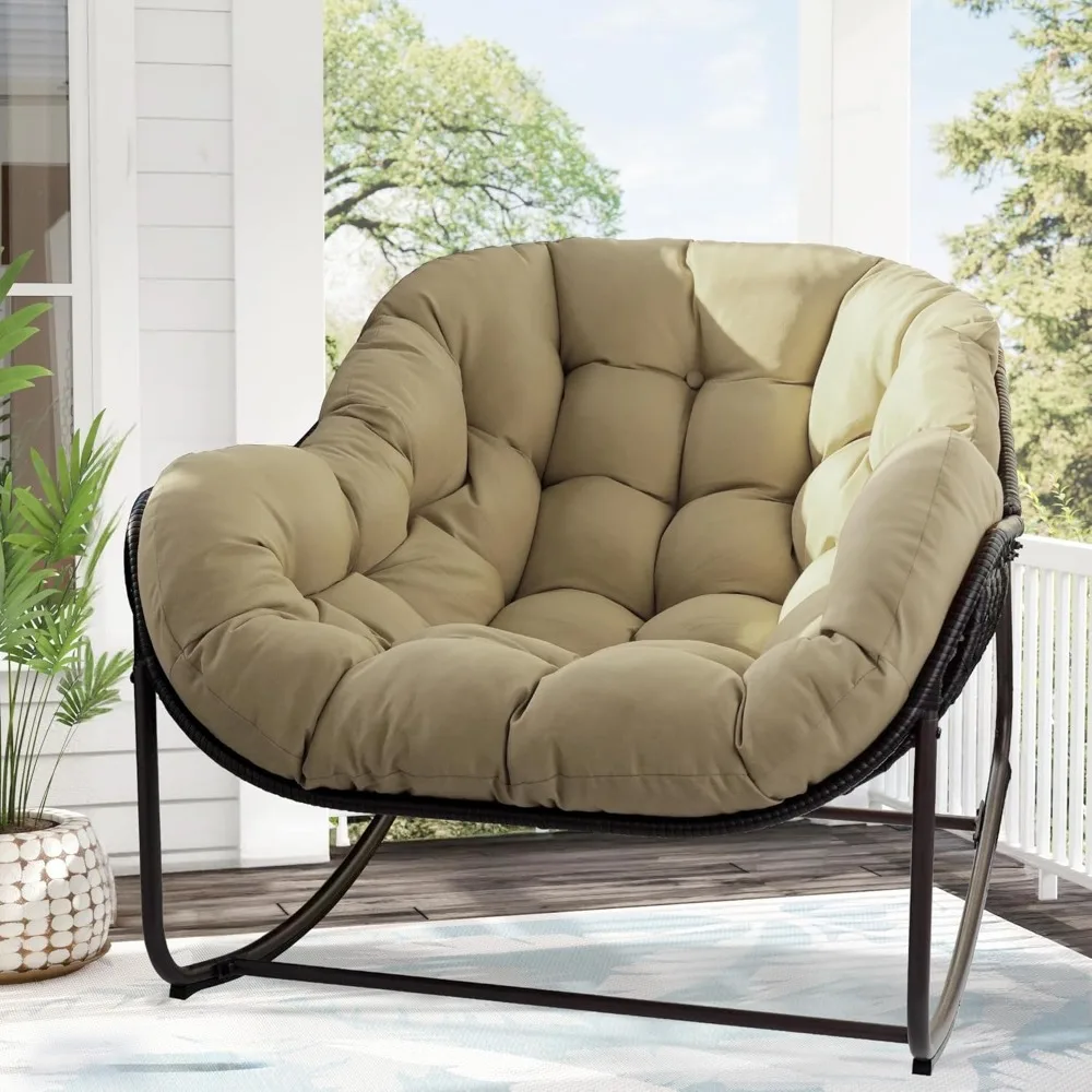 Nadmierne krzesło bujane Papasan w kształcie jajka z poduszką i ramą do użytku wewnątrz i na zewnątrz.