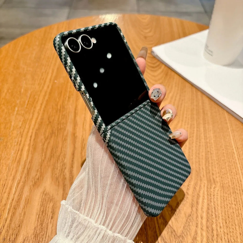 Роскошные чехлы для телефонов с кевларовой текстурой из углеродного волокна для Samsung Galaxy Z Flip 7, 6, 5, 4, 3, приятный для кожи защитный чехол от отпечатков пальцев