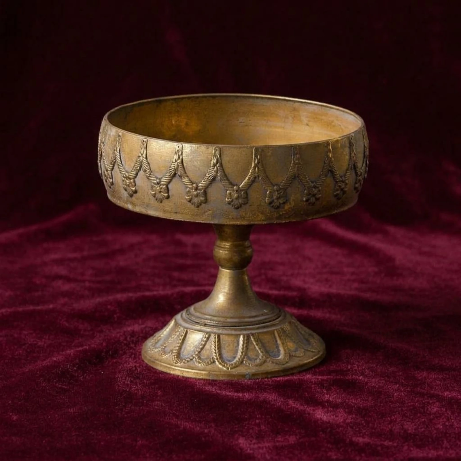 vase-sur-piedestal-en-fer-vintage-support-floral-en-metal-avec-details-de-guirlande-decoration-interieure-design-leste