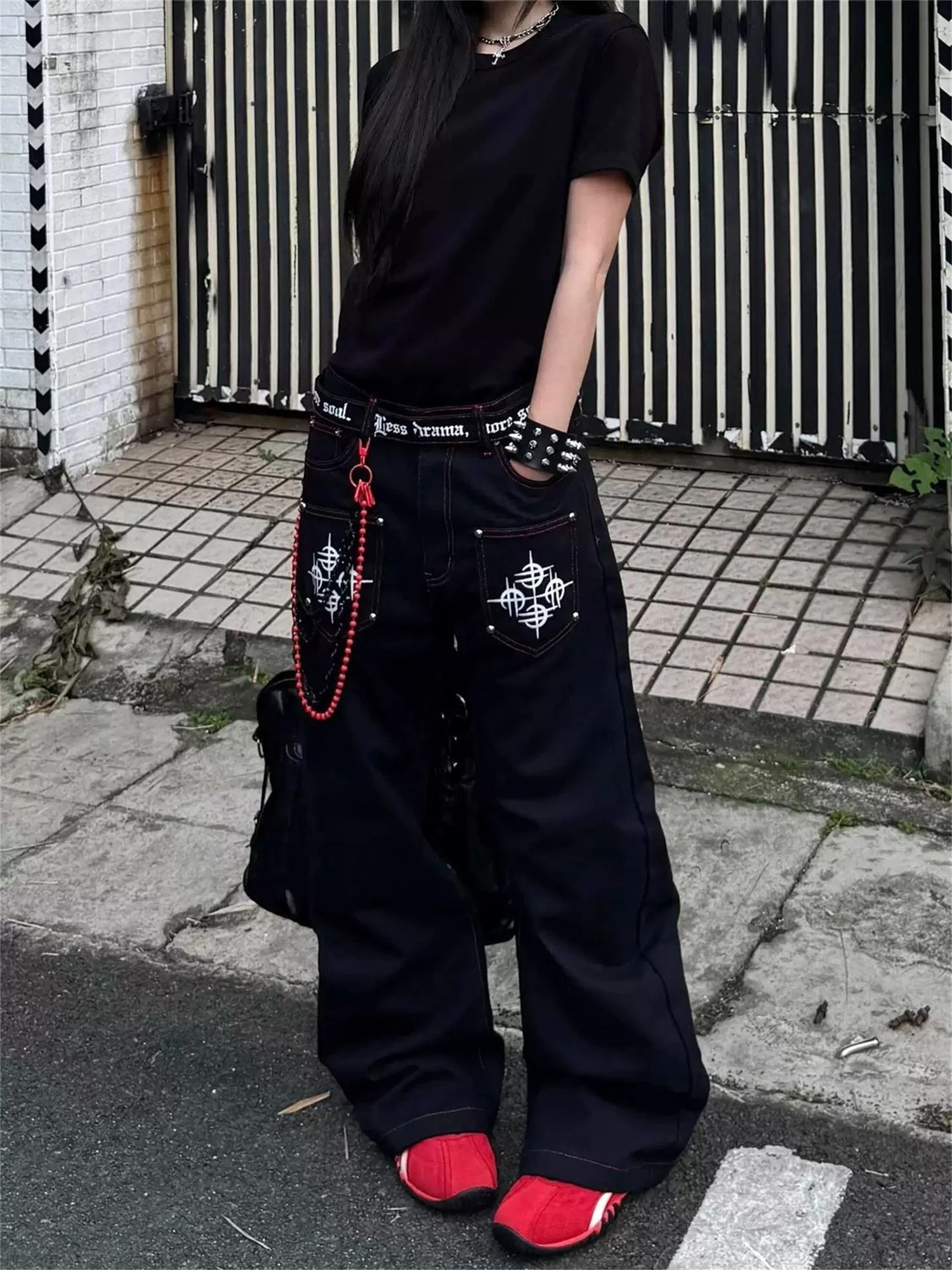 Damen-Jeans mit hoher Taille und weitem Bein, schwarz, Gothic-Druck, Nieten-Detail, Buchstabe, Vintage-Y2K-Streetwear-Denim-Hose