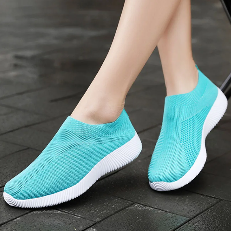 أحذية رياضية نسائية قابلة للتمدد بنعل مسطح أحذية رياضية كاجوال خفيفة الوزن متماسكة سهلة الارتداء للنساء أحذية جورب مرنة