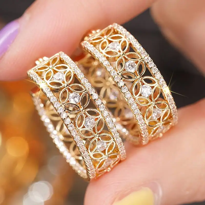 Huitan Ästhetische Dame Zarte Creolen Hohl-out Design Gold Farbe Glänzenden Zirkonia Schmuck Anmutige Verlobung Zubehör