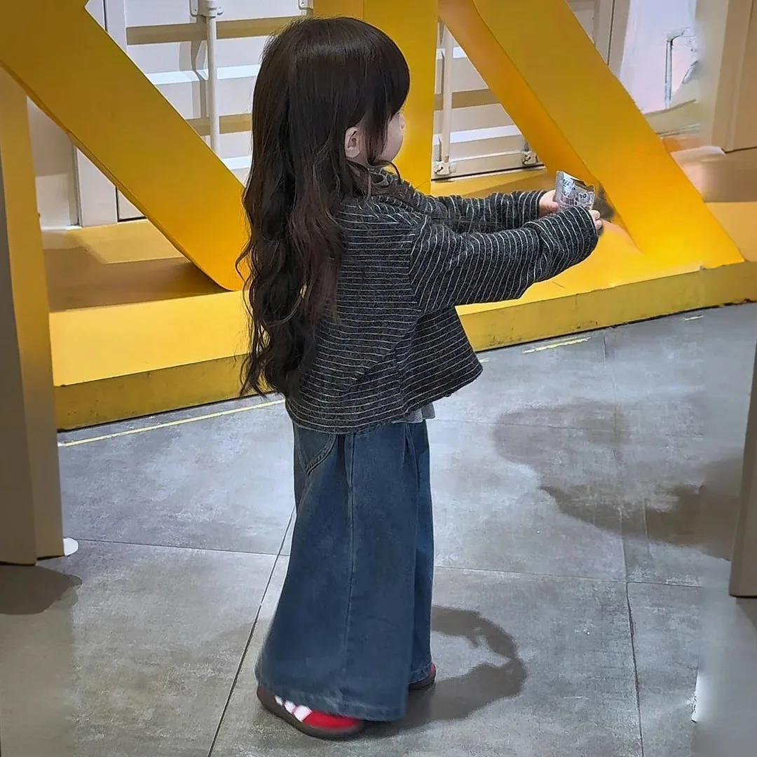 طقم كاجوال مكون من ثلاث قطع للفتيات، يتميز معطف خريفي مخطط، تي شيرت فضفاض أنيق ومتعدد الاستخدامات للأطفال