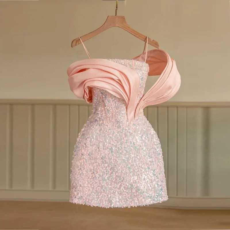 Modne brzoskwiniowo różowa sukienka na studniówkę z cekinami krótkie suknie na bal maturalny Spaghetti bez rękawów powyżej kolan Bling Bling Party Suknie