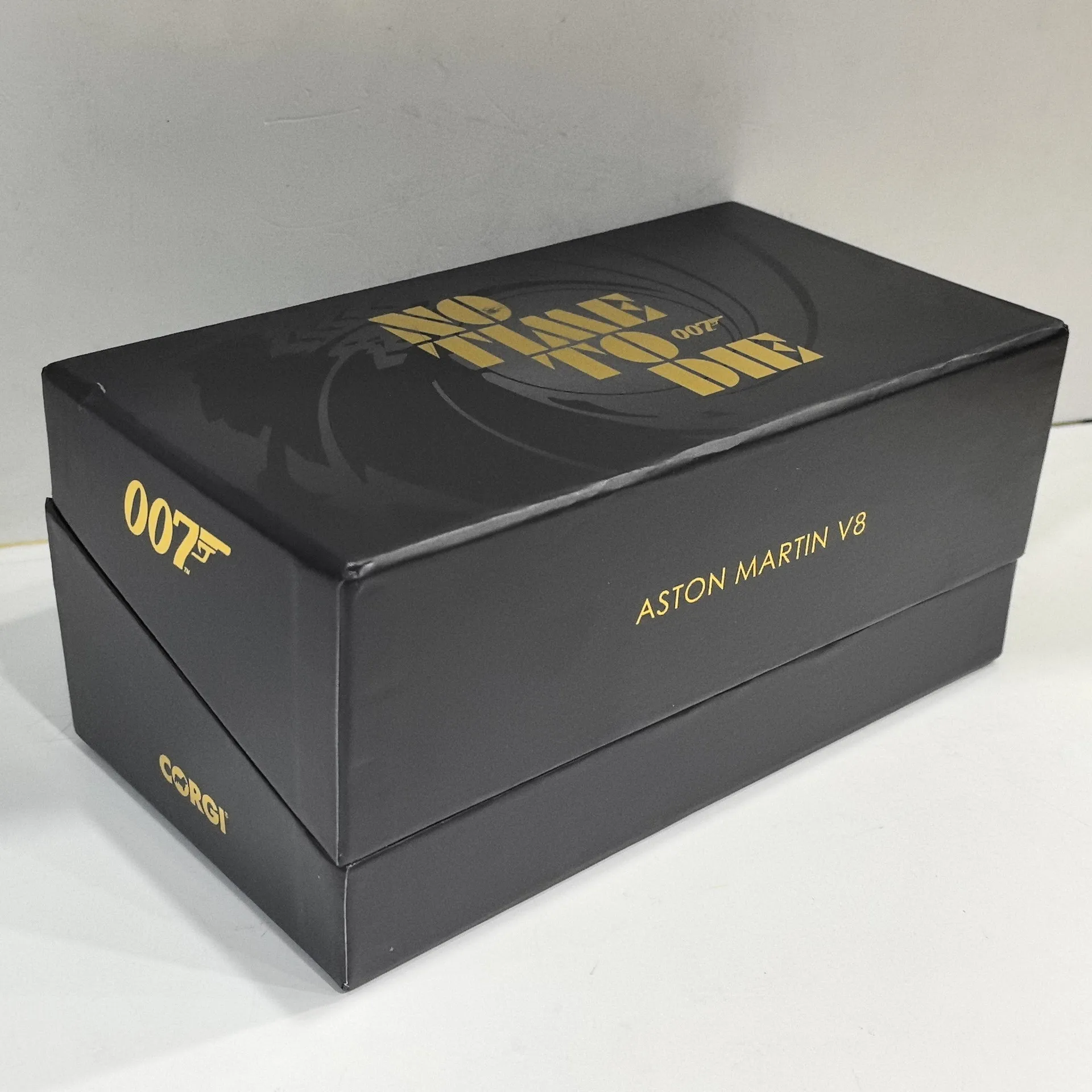 Diecast 1/36 Scale Corgi Paparazzi 007 Limited Edition ASTON MARTIN V8 Alloy Car Model Collectible Toy Gift Souvenir Display
