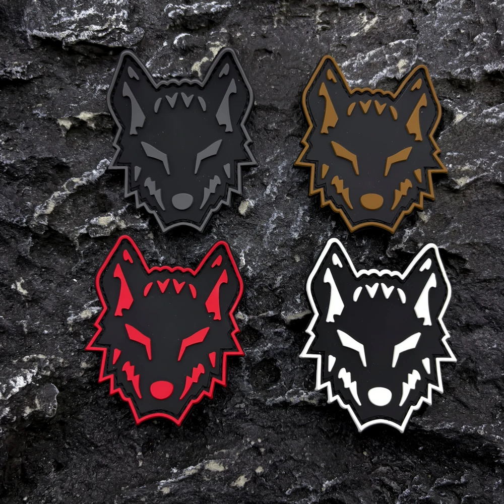 Un insignia de parche de PVC de lobo, con efecto que brilla en la oscuridad, tiene un gancho de velcro en la parte posterior, adecuado para decorar bolsos, mochilas, chalecos y ropa.