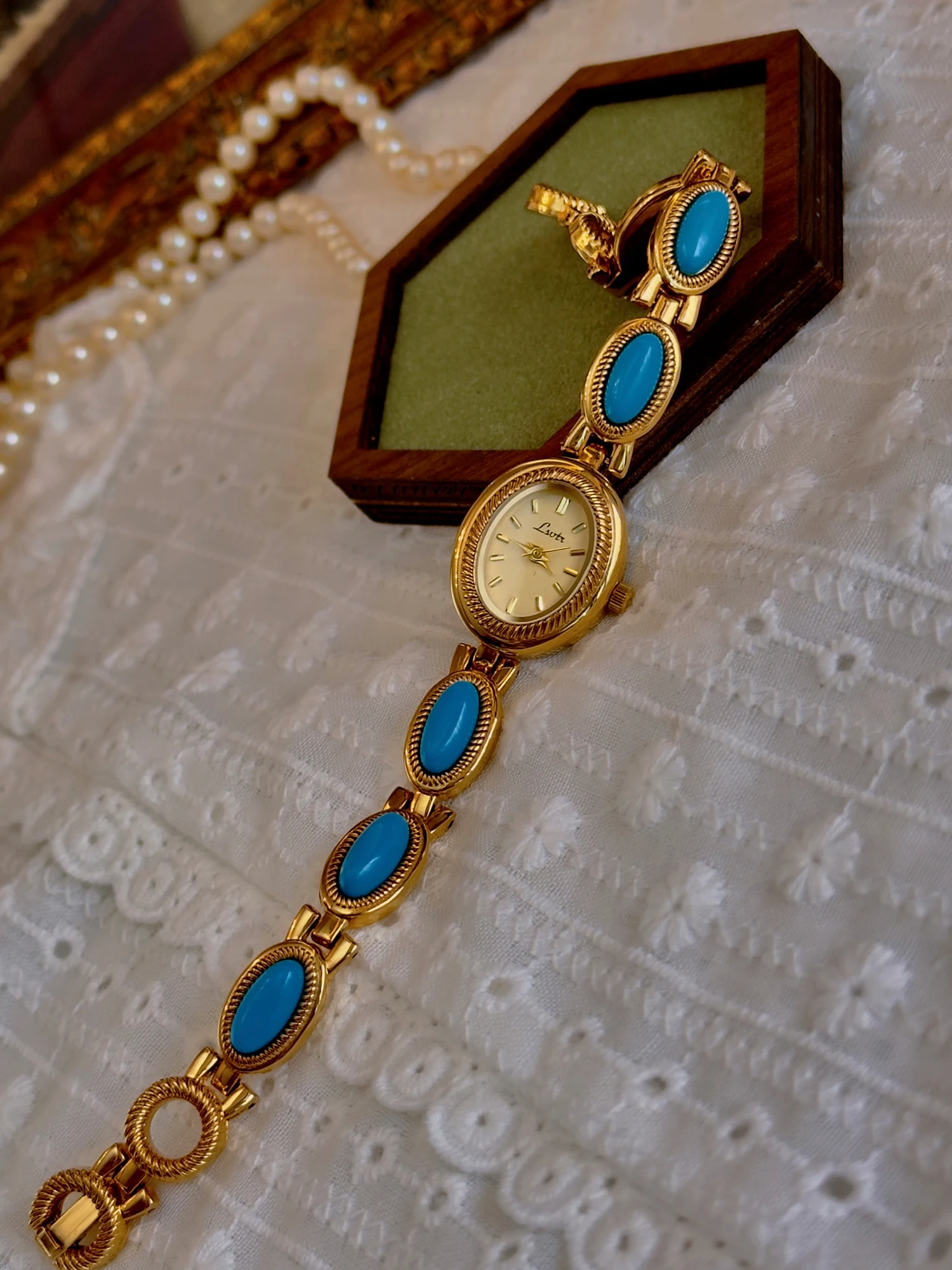 

Новые золотые роскошные изысканные женские водонепроницаемые кварцевые часы с ремешком, инкрустированным зелеными элементами, с овальным циферблатом, простые нишевые женские часы.