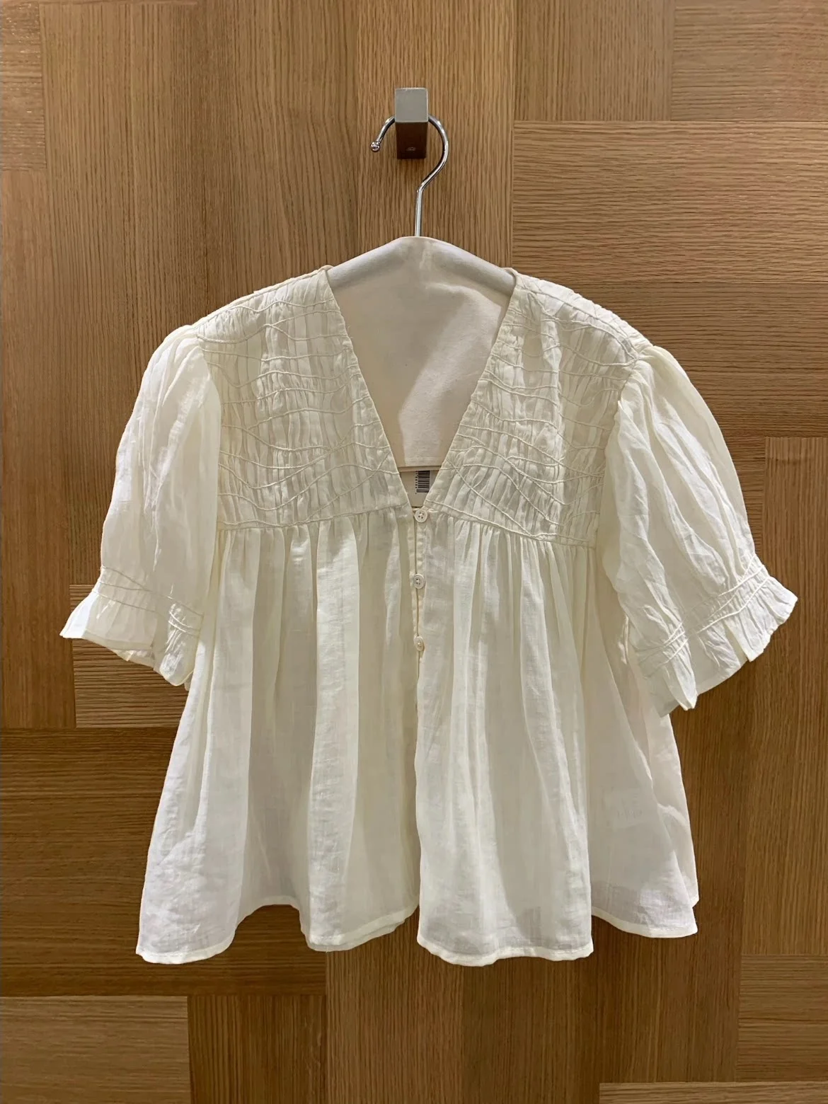 

Женская льняная рубашка Heidd с вышивкой и плиссировкой, нежно-бежевая, с V-образным вырезом, свободного кроя, с коротким рукавом, для офиса, коллекция ранняя весна 2026