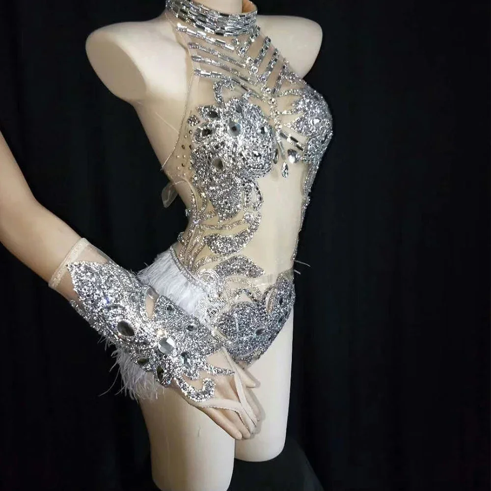 Body senza maniche da donna con strass brillanti Cantante Stage Wear Abiti con piume bianche Guanti da ballo da sera Drag Queen Outfit