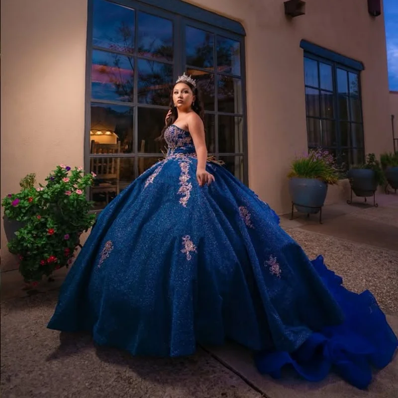 Maßgeschneiderte glänzende dunkelblaue Quinceanera-Kleider, schulterfrei, glitzernde Applikation, langer Schwanz, Spitze, Schleife, Vestido 15, Quinceanera