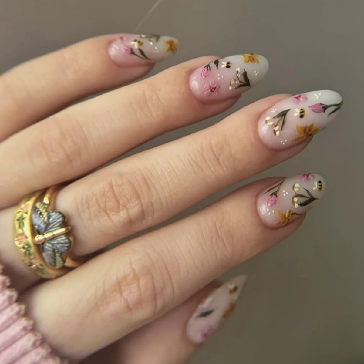 

24Pcs Mid-length Almond Press on False Nails Flower Bee Design Fake Nails for Woman Detachable Artificial Full Cover Nails Tips