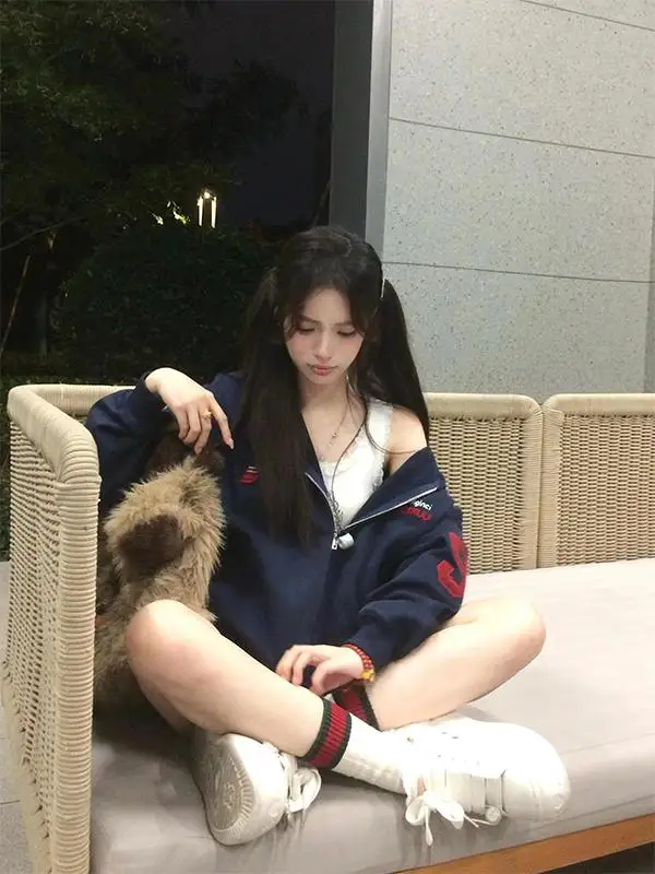 سترة نسائية كبيرة الحجم مبطنة بالصوف على الطراز الأمريكي القديم سترة نسائية فضفاضة على طراز الخريف والشتاء سترة بقلنسوة سميكة