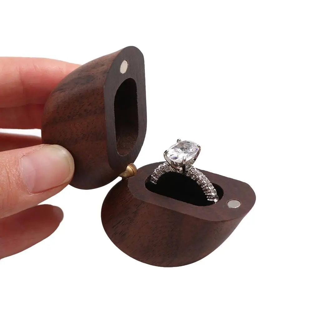 

Подарочная деревянная шкатулка для кольца в форме сердца из орехового дерева, портативный многоразовый органайзер для ювелирных украшений с одним отделением, держатель для обручального кольца