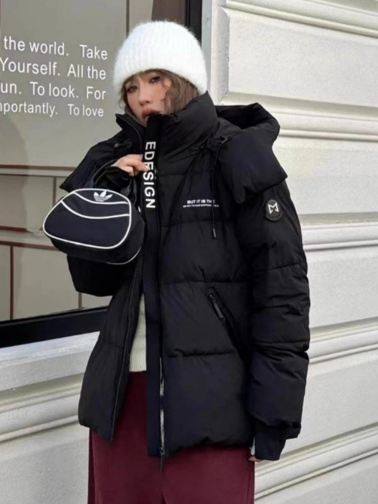 เสื้อแจ็คเก็ตดาวน์แบบใหม่สำหรับฤดูหนาวปี 2025 เสื้อพาร์กาสั้นมีฮู้ดสำหรับผู้หญิง เสื้อผ้าแฟชั่นหนา อุ่น บุด้วยขนเป็ดขาว 90% เสื้อโค้ทพัฟเฟอร์สำหรับใส่เป็นเสื้อนอก