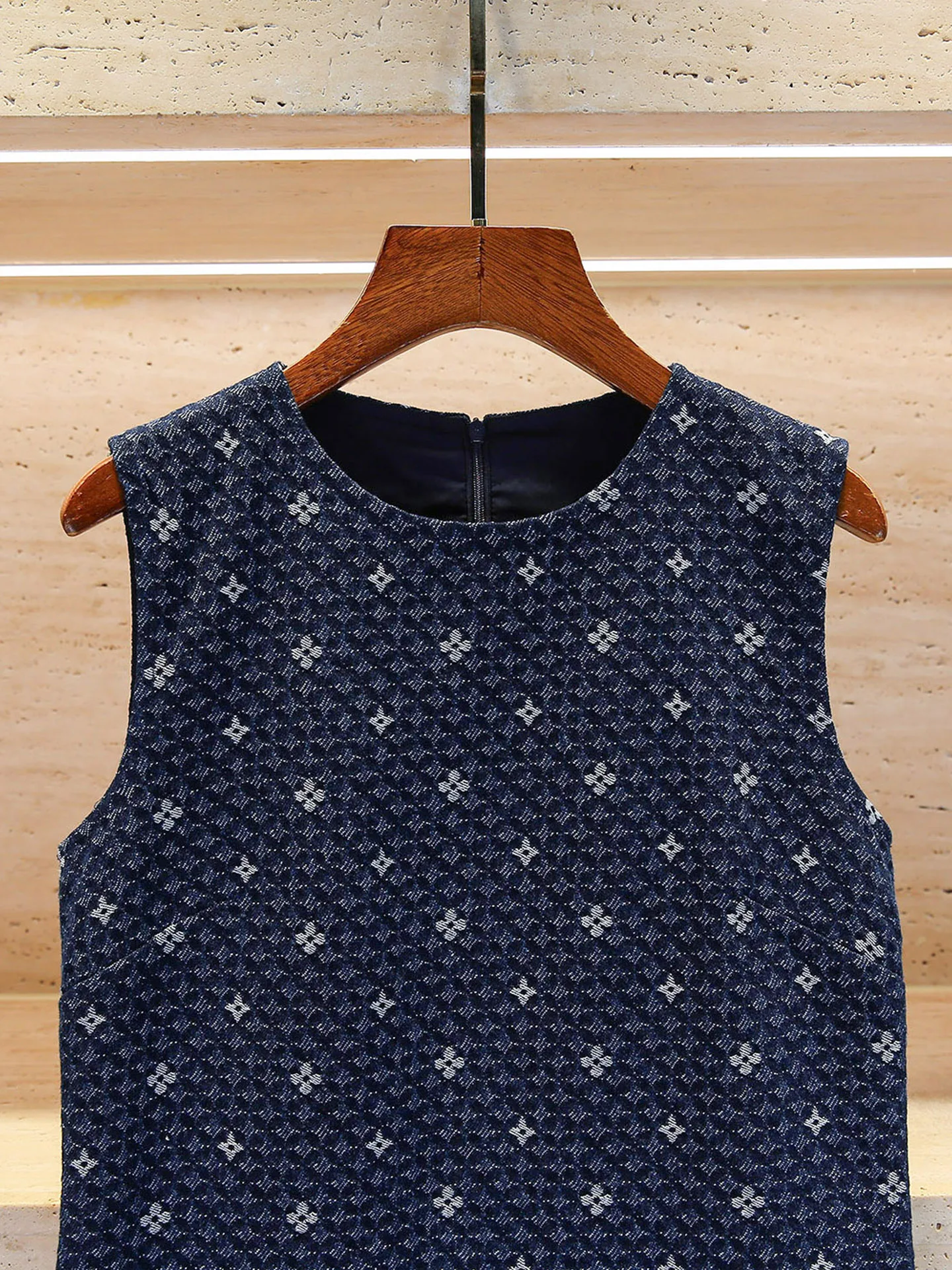 فستان نسائي راقٍ من ساوث أويل لخريف 2025 بتصميم أنيق مطرز بخصر مرتفع وتنورة بسيطة للعمل