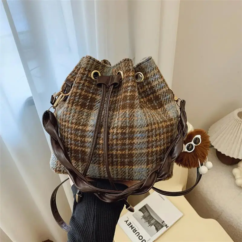 Tweed-Karo-Umhängetasche mit Kordelzug, klassische karierte Damenhandtasche, Retro-Make-up-Tasche, elegante Herbst-/Wintertasche – Detail 10