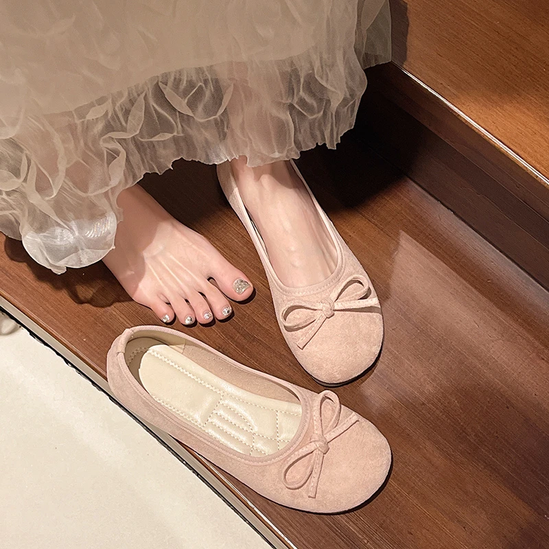 Damen Ballerinas mit Schleifendekoration, runder Zehenpartie, aus Wildleder, zum Hineinschlüpfen. – Detail 13