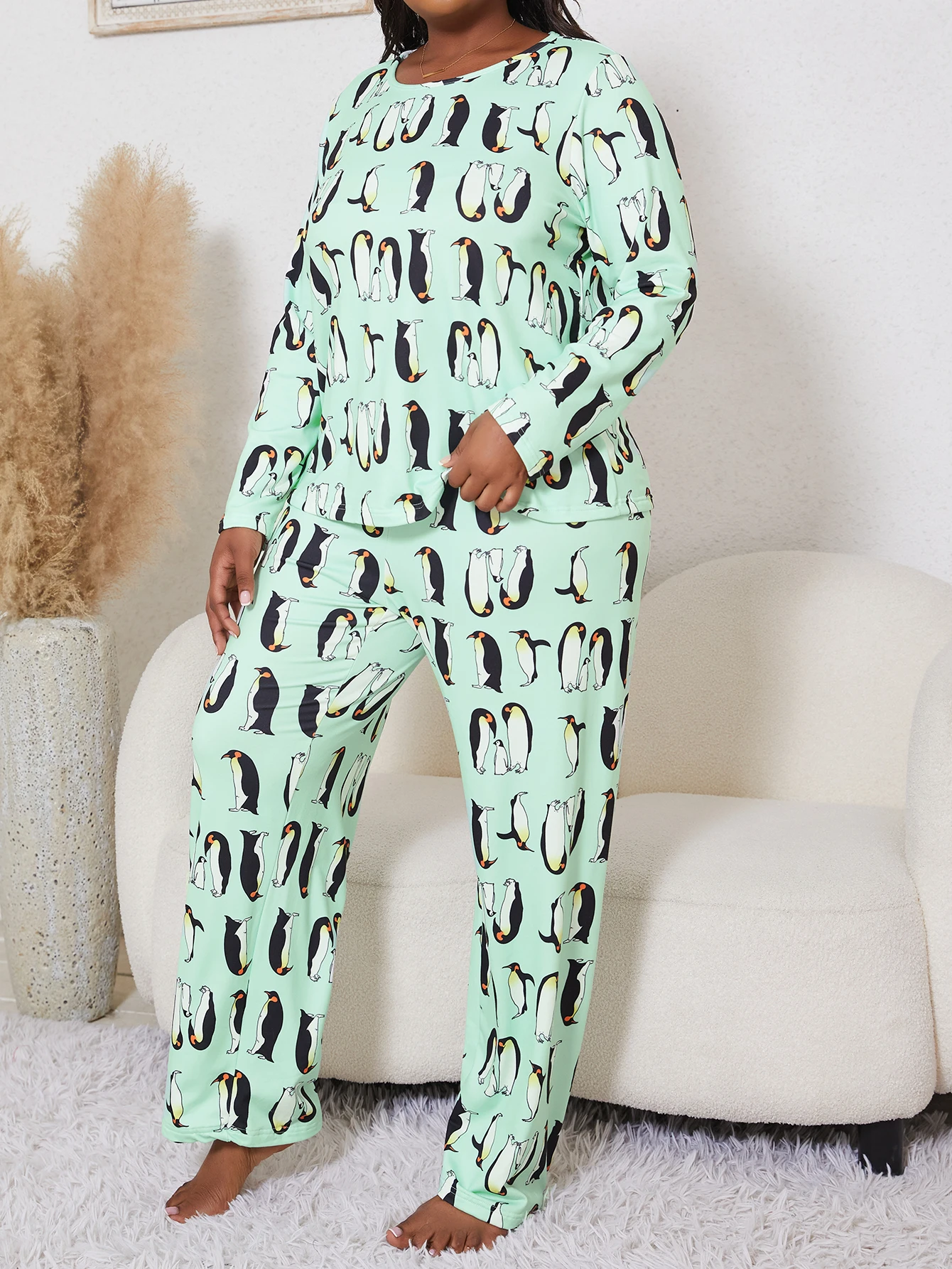 Autumn and Winter New Large Women\'s Pajamas Cartoon Penguin Printed Velvet Long sleeved Pants Home Fur Two Piece Set