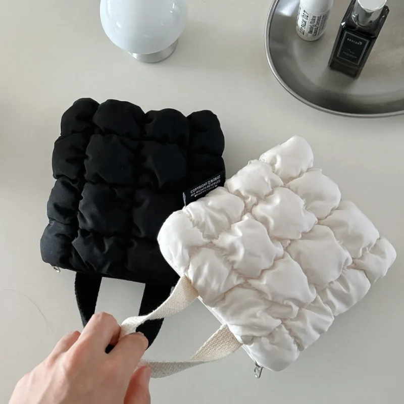 قطعة واحدة من حقيبة مستحضرات التجميل الصغيرة ذات الخصر السحابي، خفيفة الوزن، صلبة، زر إغلاق آمن مع محفظة للعملات المعدنية وحقيبة سماعة الرأس