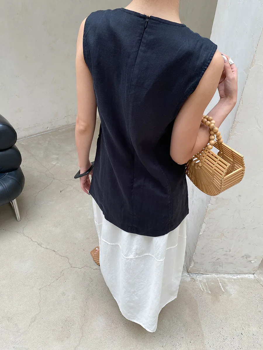 Sommerliche Damen-Weste in einfarbigem Design mit Rundhalsausschnitt und Schlitz vorne, ärmellos. – Detail 23