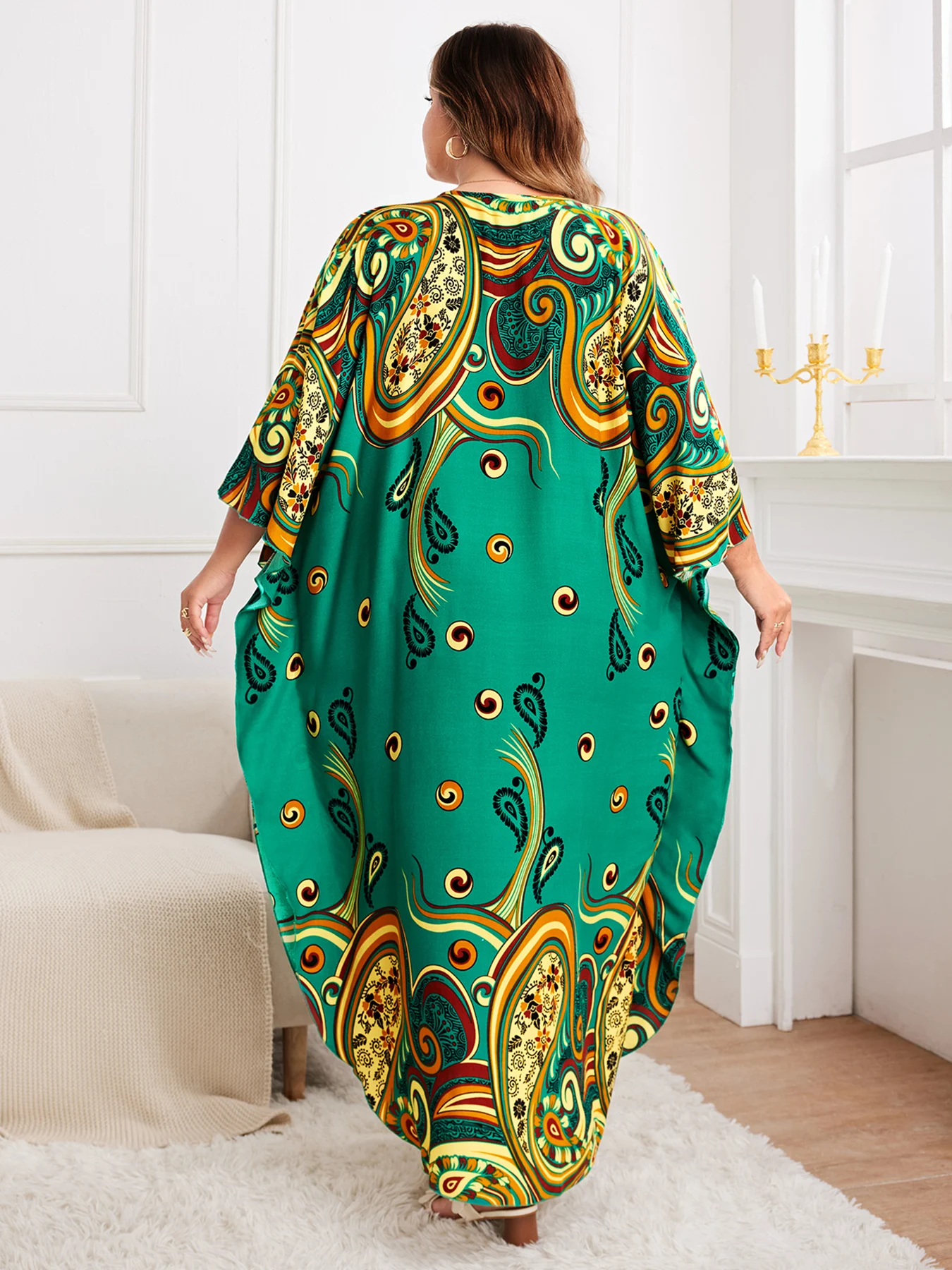 Frühling und Sommer im neuen Stil aus dem Nahen Osten, elegante, lockere Robe, europäischer und amerikanischer Urlaub am Meer, bedrucktes, geschlitztes langes Kleid, modisches Temperament, Pendelkleid mit V-Ausschnitt und Übergröße