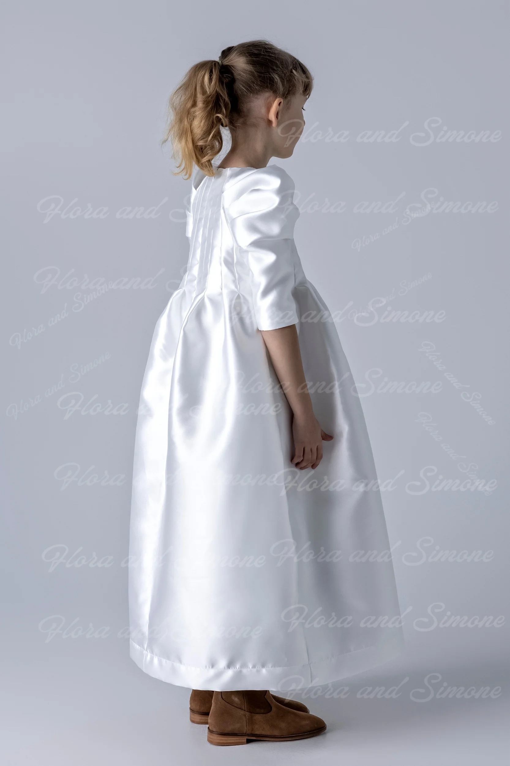 エレガントなクルーネックフリル付き白い半袖ガウン、フラワーガールドレス、洗礼式、初聖体拝領パーティー、結婚式に最適