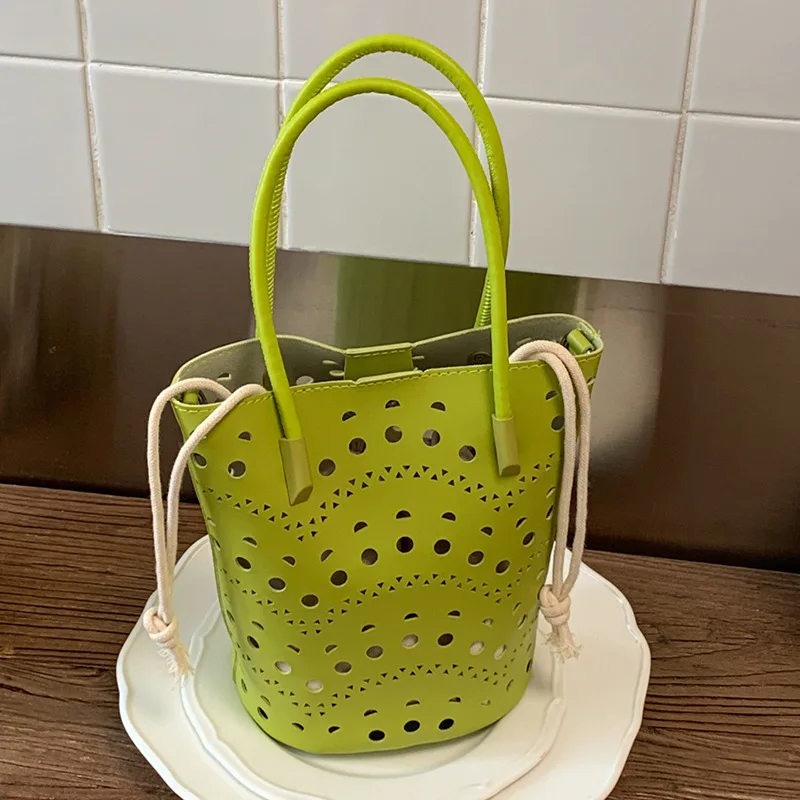 

Модные женские сумки-ведра с полым дизайном, однотонные повседневные сумки через плечо из искусственной кожи для женщин, сумки-мешки на шнурке