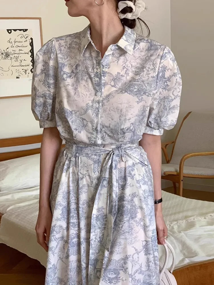 Sukienka damska w stylu retro z nadrukiem tuszem, letnia, z kołnierzykiem, wiązana w talii i z krótkim rękawem.