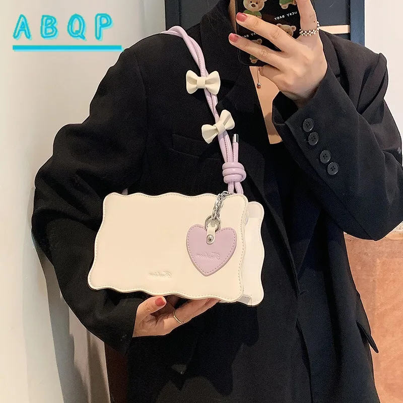 

Шикарная синтетическая большая сумка с бантом. Элегантная женская сумка через плечо под мышками для повседневного использования. Маленькая сумка через плечо.