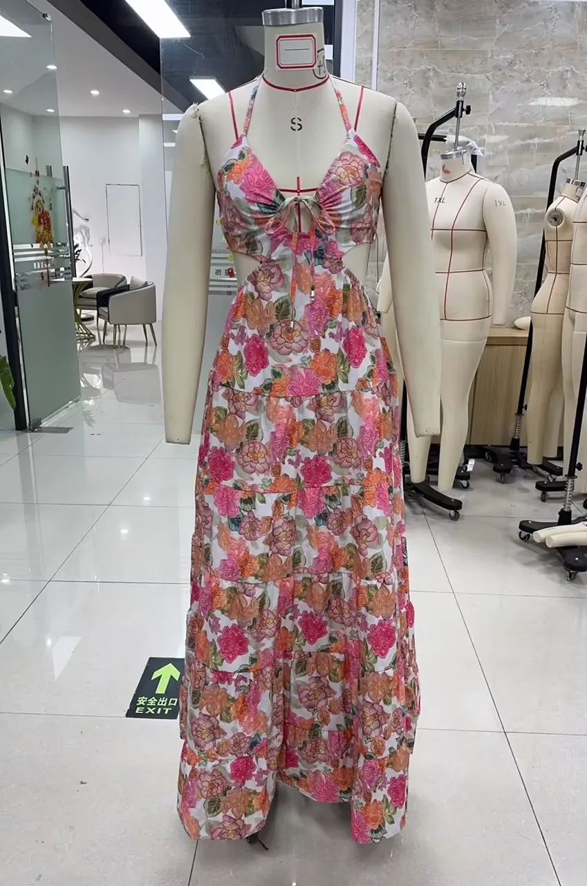 Damska sukienka maxi w stylu y2k vintage z kwiatowym nadrukiem, wiązana na szyi, bez pleców, długa, letnia, bez rękawów, ażurowa, estetyka lat 2000.