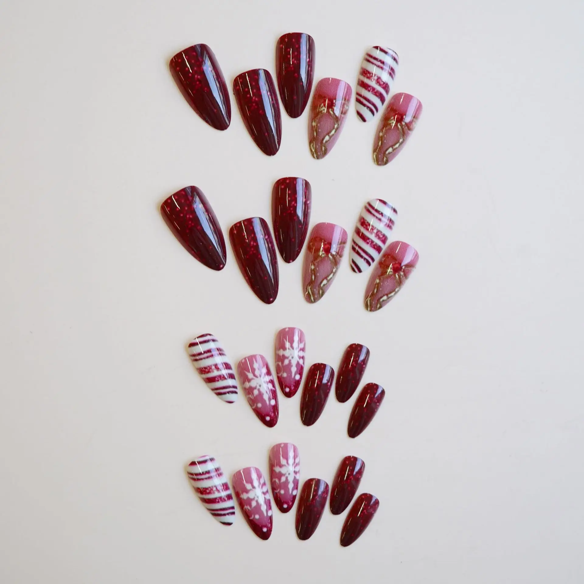 24 個レッドメリークリスマス再利用可能なプレスオンネイルフェイクネイルリボンスノーフレークちょう結びグリッターネイルアートマニキュア