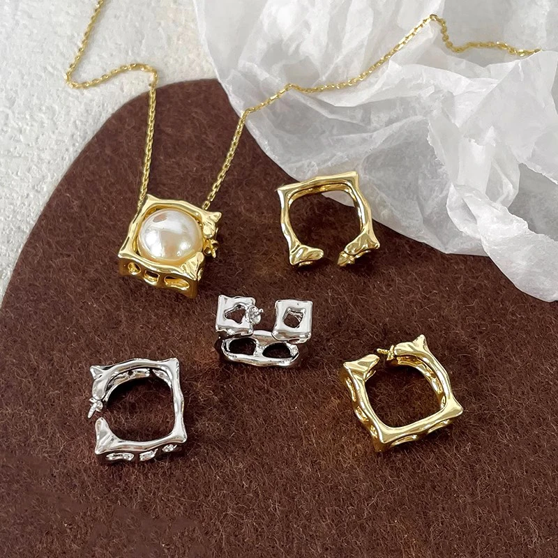 2 Pieces  7*15mm Brass Coated Gold Three-dimensional Square  Insertible Pearl Pendant  DIY Makes Fashionable Jewelry Accessories