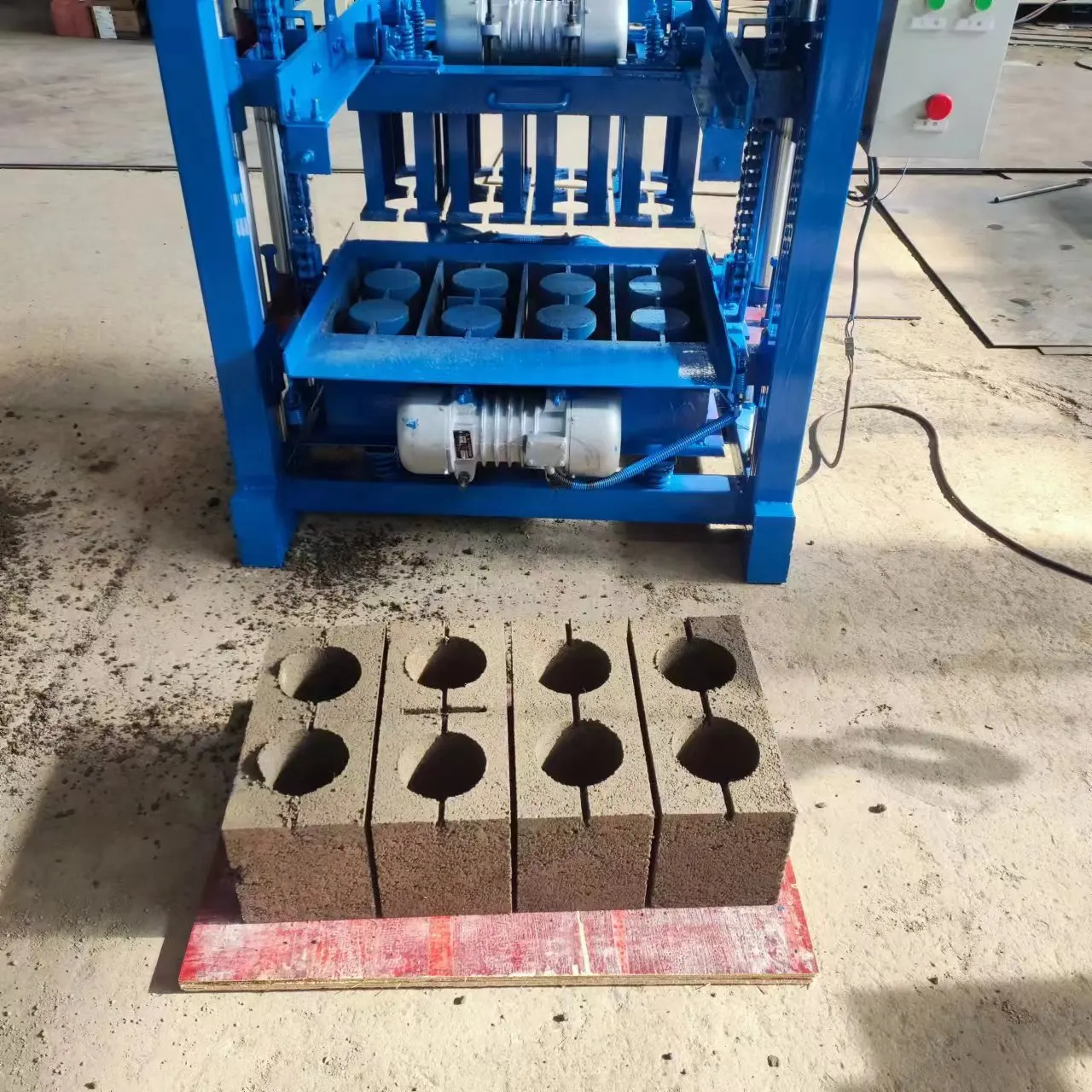 Машина для производства бетонных блоков Оборудование для производства кирпича из глины с камнем